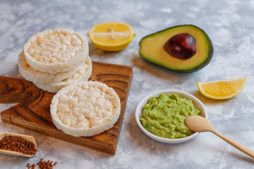 Tostadas de Arroz Inflado con Huevo y Aguacate