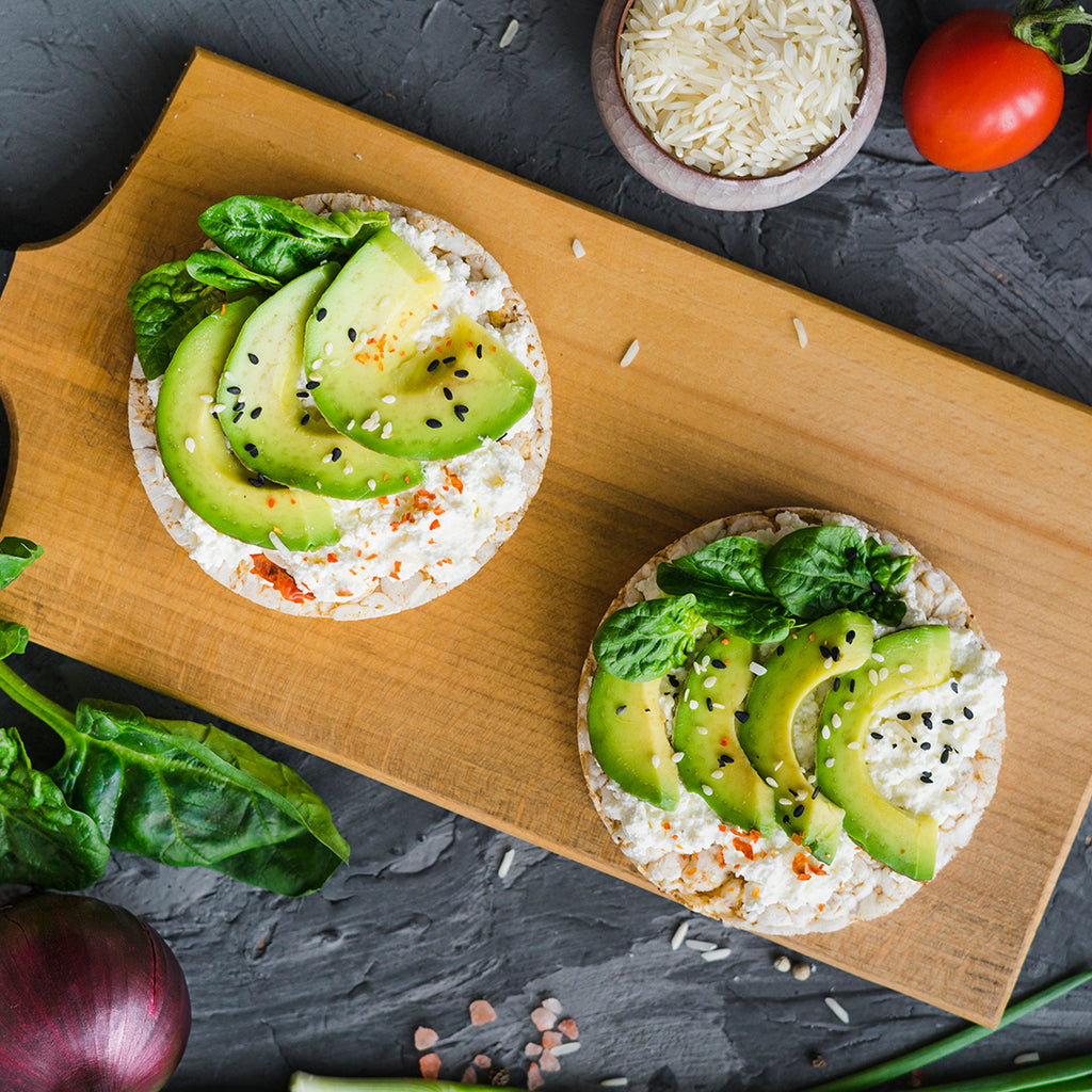 Tostadas de Arroz Inflado con Huevo y Aguacate